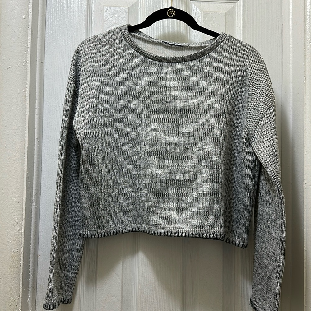 Zara Light Gray knit cropped sweater, with wide sleeves.
